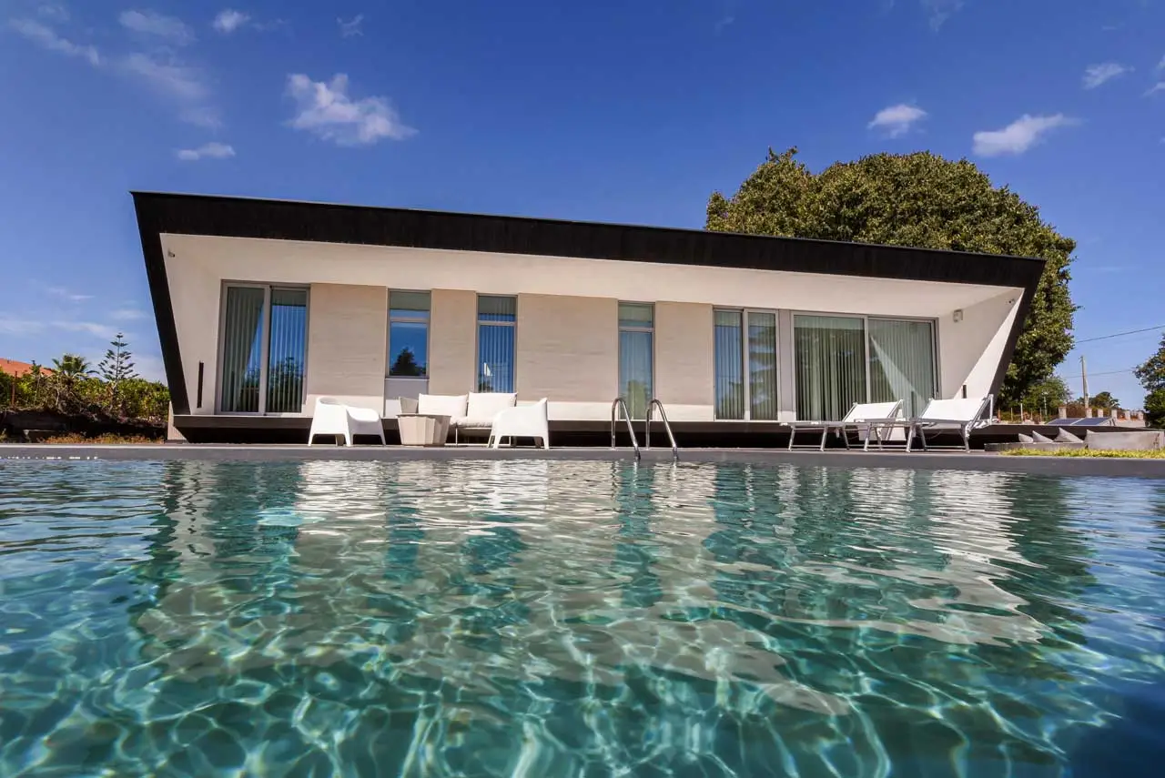 High performance envelope and material finish: the project of a residence in Catania