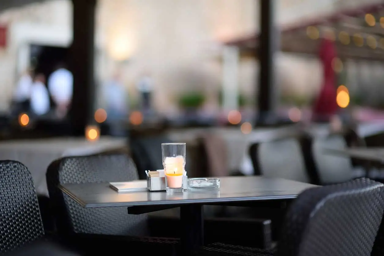 Shed that extends a commercial space: building permit is required