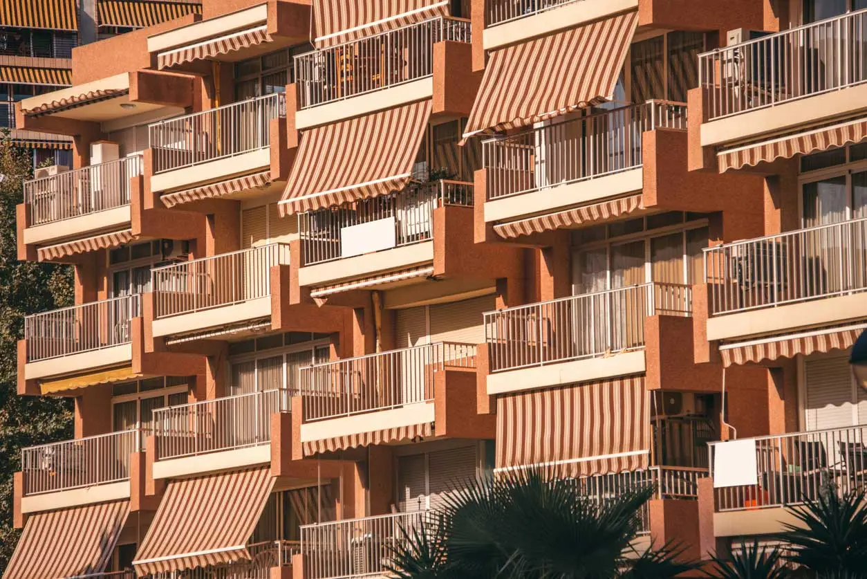 Subbalconies in condominiums: properties and limits of use (including awnings)