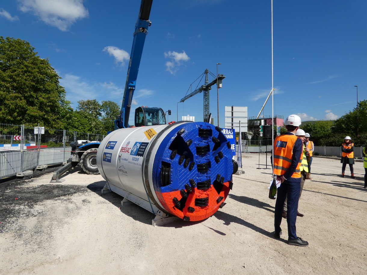 A mini-tunnel boring machine drills a 117 m long tunnel in Sèvres