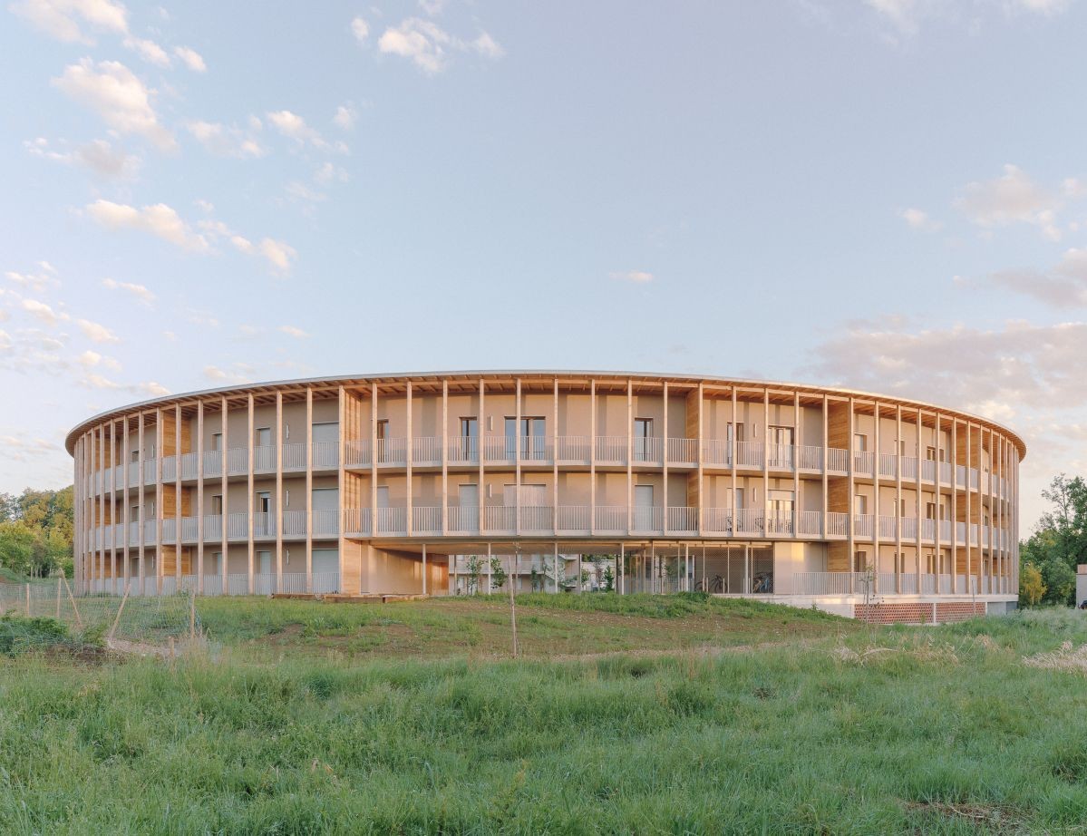 Architectural gesture and emissive reality in Cornebarrieu
