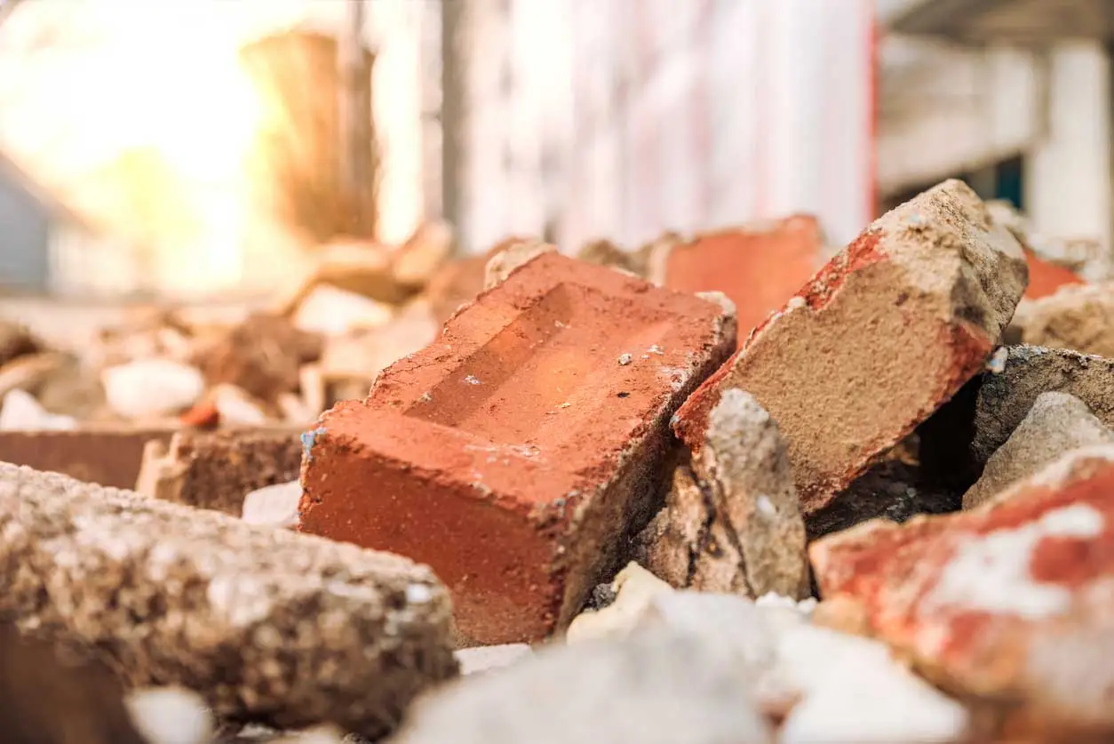 Construction waste abandoned in condominiums: how to force the company to remove them