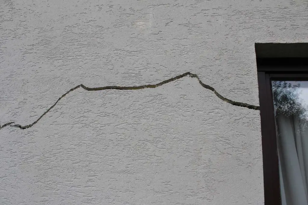 Foundation soil consolidation: Uretek launches the Stability Plus system, with post-intervention cracks in the wall monitoring