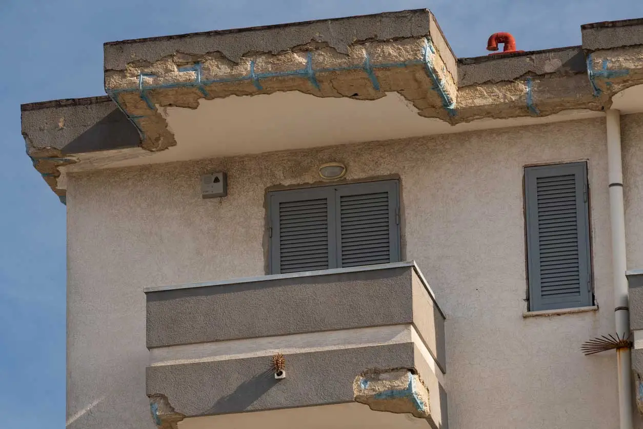 Balcony unusable due to risk of collapse: the condominium must compensate for the damage