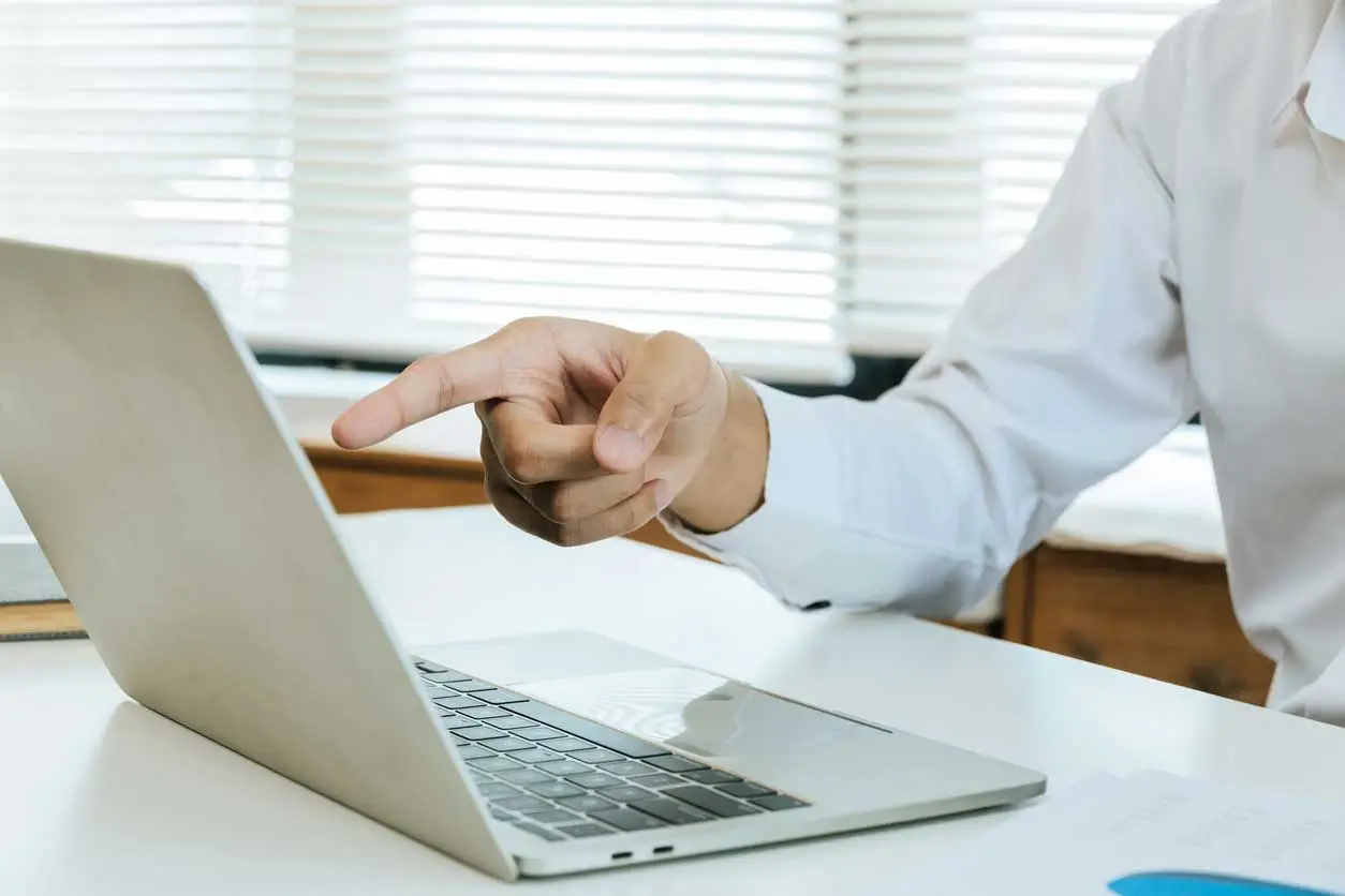 Incorrect or late defaulters' data: is the administrator or the condominium responsible?