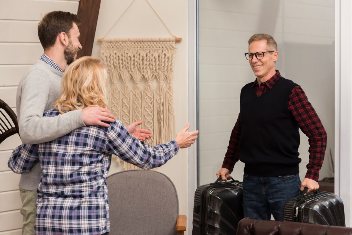Hosting a loved one for free: a legal but supervised practice
