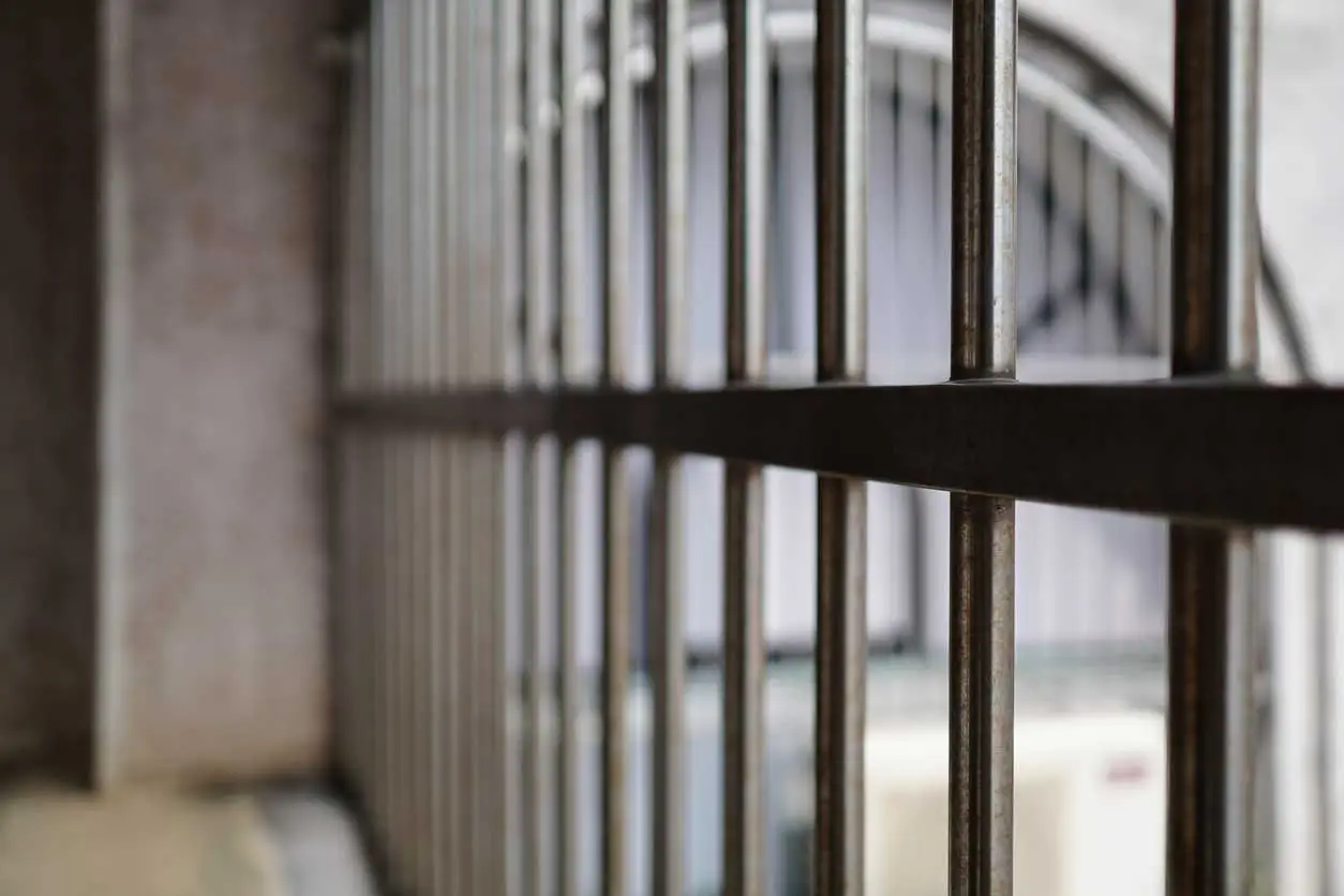 Installation of railings or gates in common areas: innovation or simple modification?