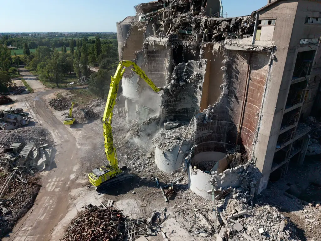 Sustainable urban regeneration in Monselice: the former Italcementi enters demolition phase 3 Sustainable urban regeneration in Monselice: the former Italcementi enters the demolition phase Monselice 6