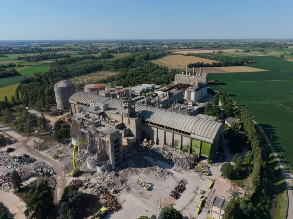 Sustainable urban regeneration in Monselice: the former Italcementi enters demolition phase 2 Sustainable urban regeneration in Monselice: the former Italcementi enters the demolition phase Monselice 2