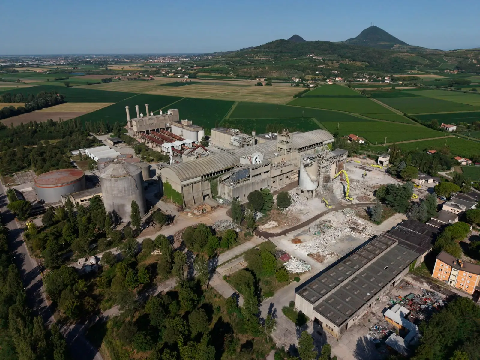 Sustainable urban regeneration in Monselice: the former Italcementi enters the demolition phase