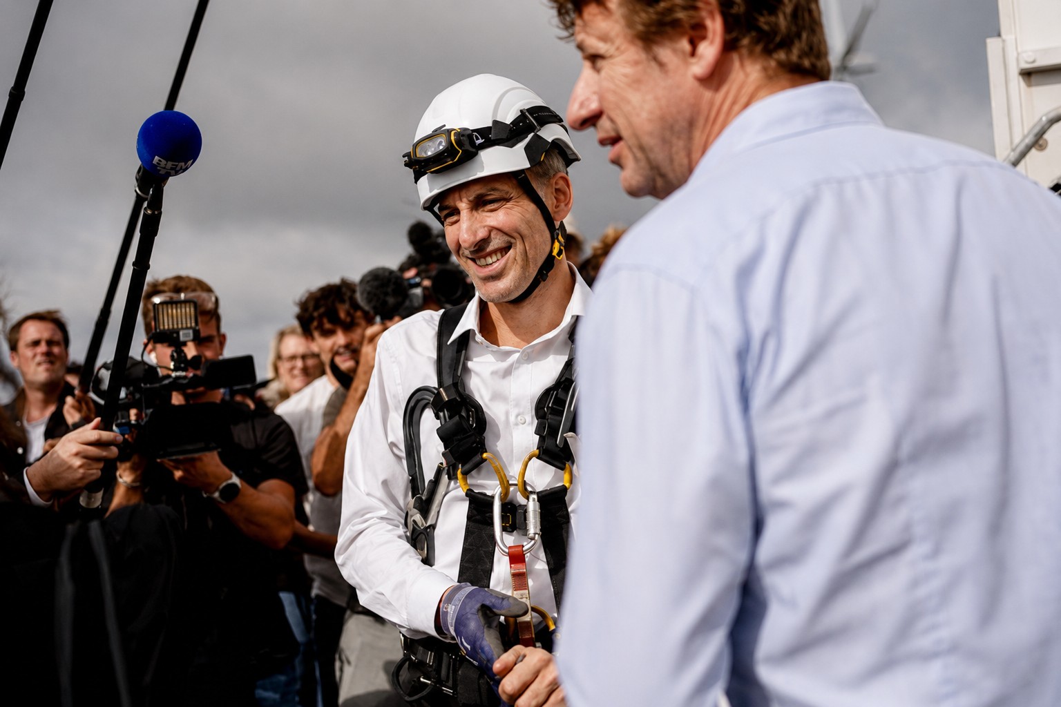 He climbs 80 meters and promises to change France in 100 days