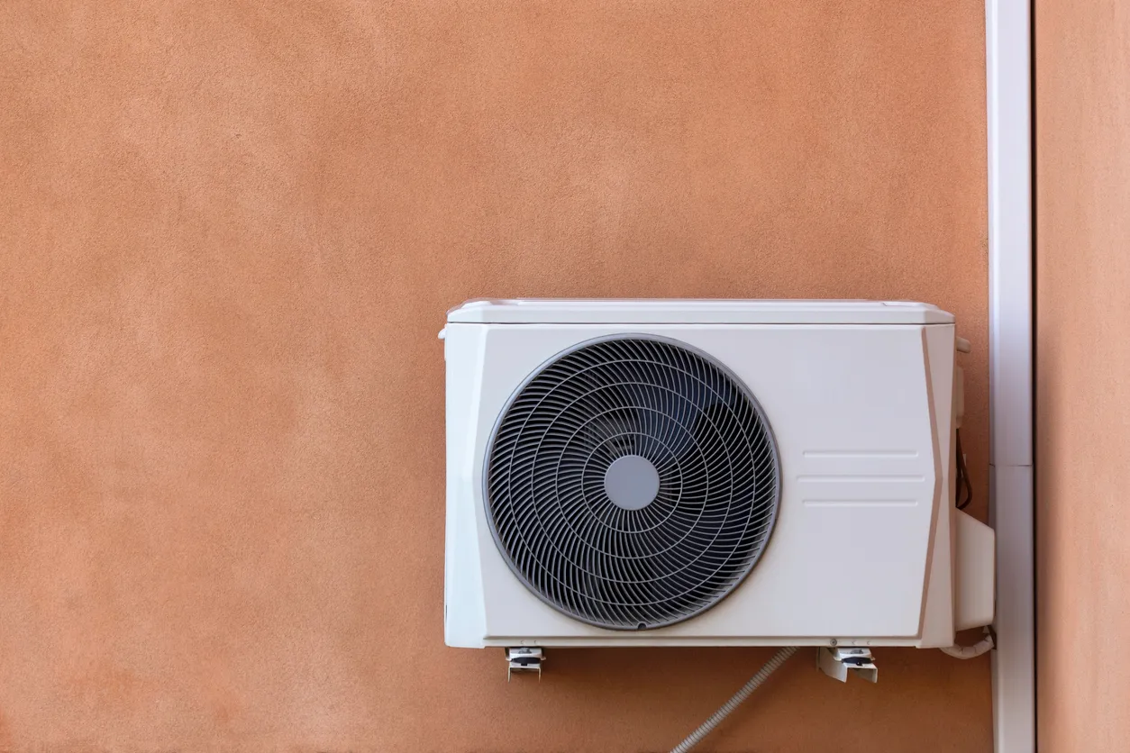 Air conditioners on the stair tower: when the condominium owner cannot install them