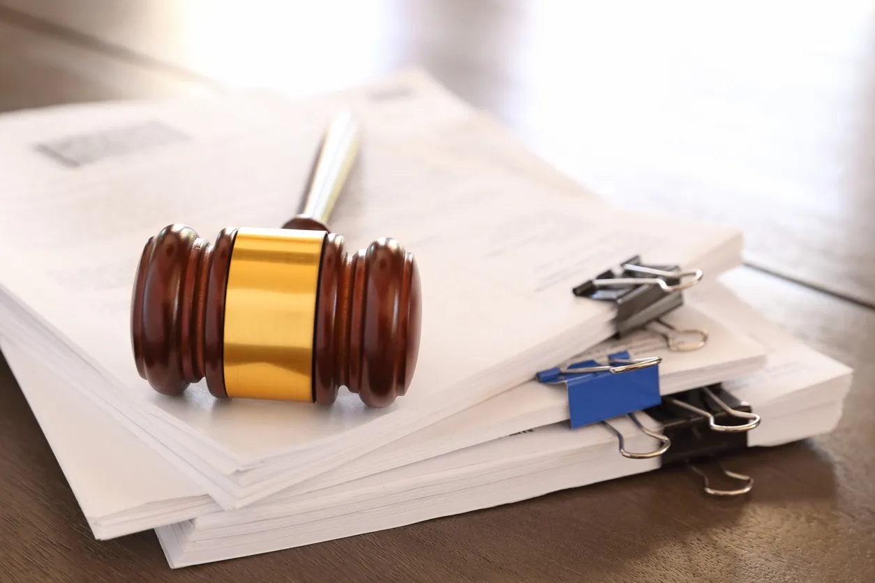 Building abuse not declared by the seller: who pays the fine and who has to demolish?