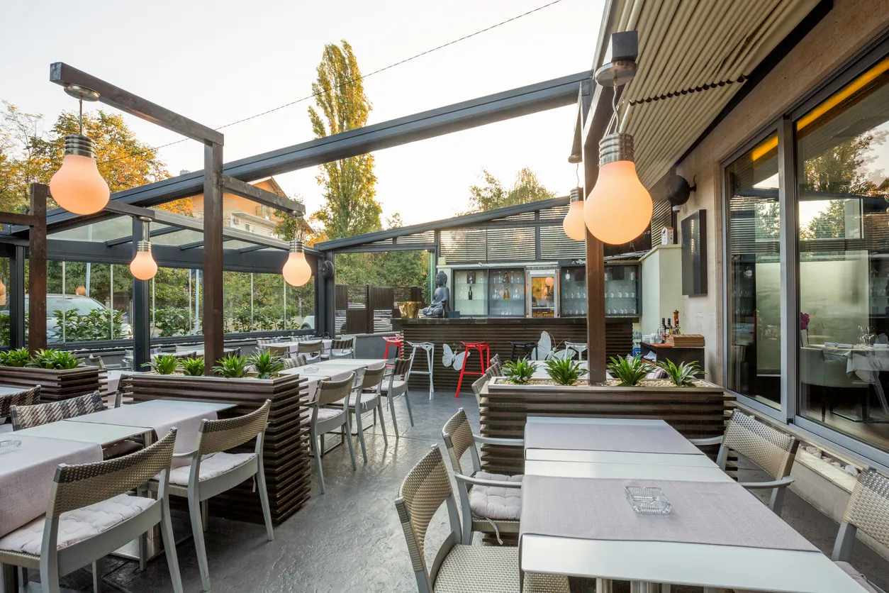 Dehors serving commercial activities: when is a building permit required?
