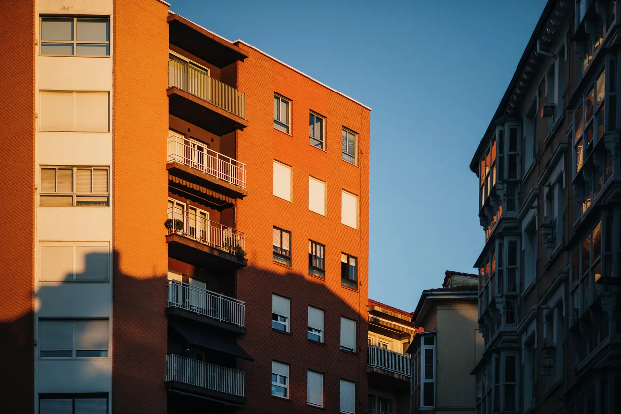 Failure to maintain common areas: remedies against condominium inertia