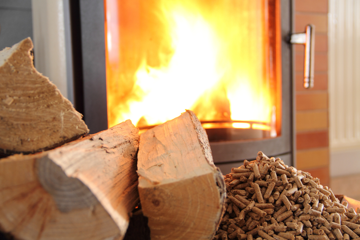 Pellet and wood stoves: bans, controls and fines for the 2026-2027 season