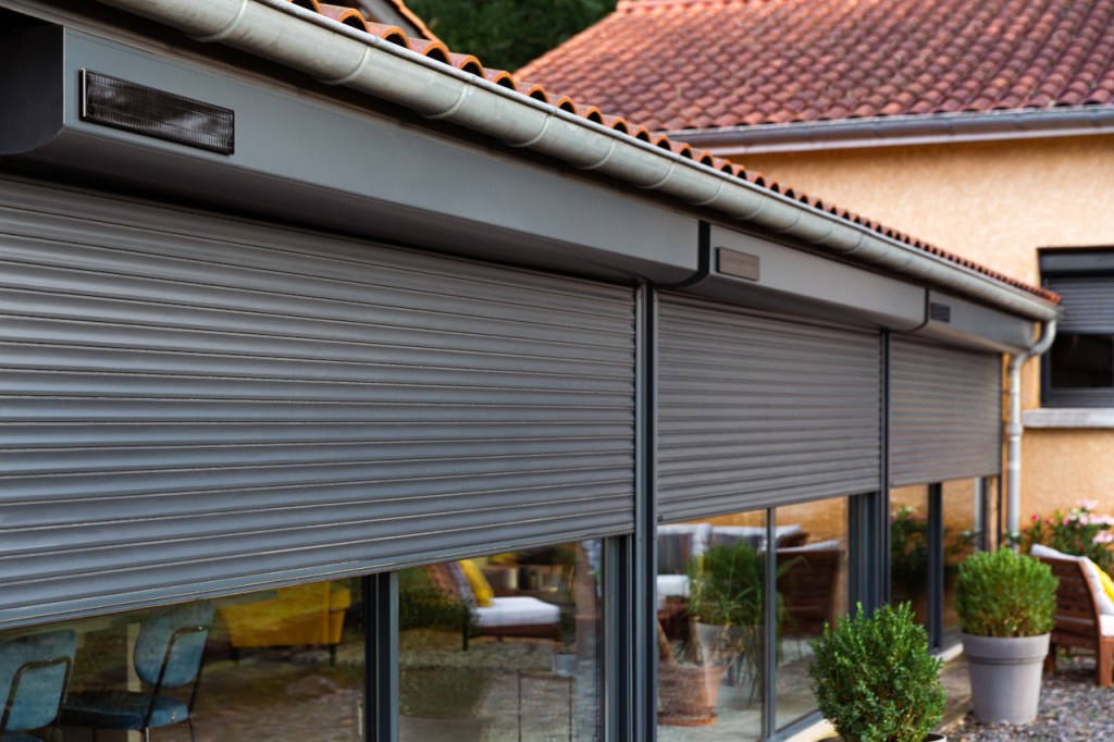 Somfy solar motorization: high-performance solutions for shutters and screening 3 Somfy solar motorization: high-performance solutions for shutters and screening Shoot Savigny 2022 Vanessa